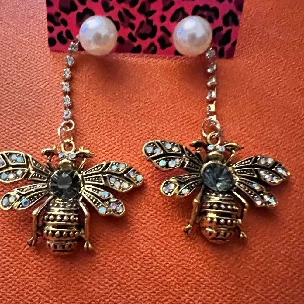 🐝 Betsey Johnson stunning & unique honey bee sparkling dangle earrings 🐝 - Picture 6 of 8